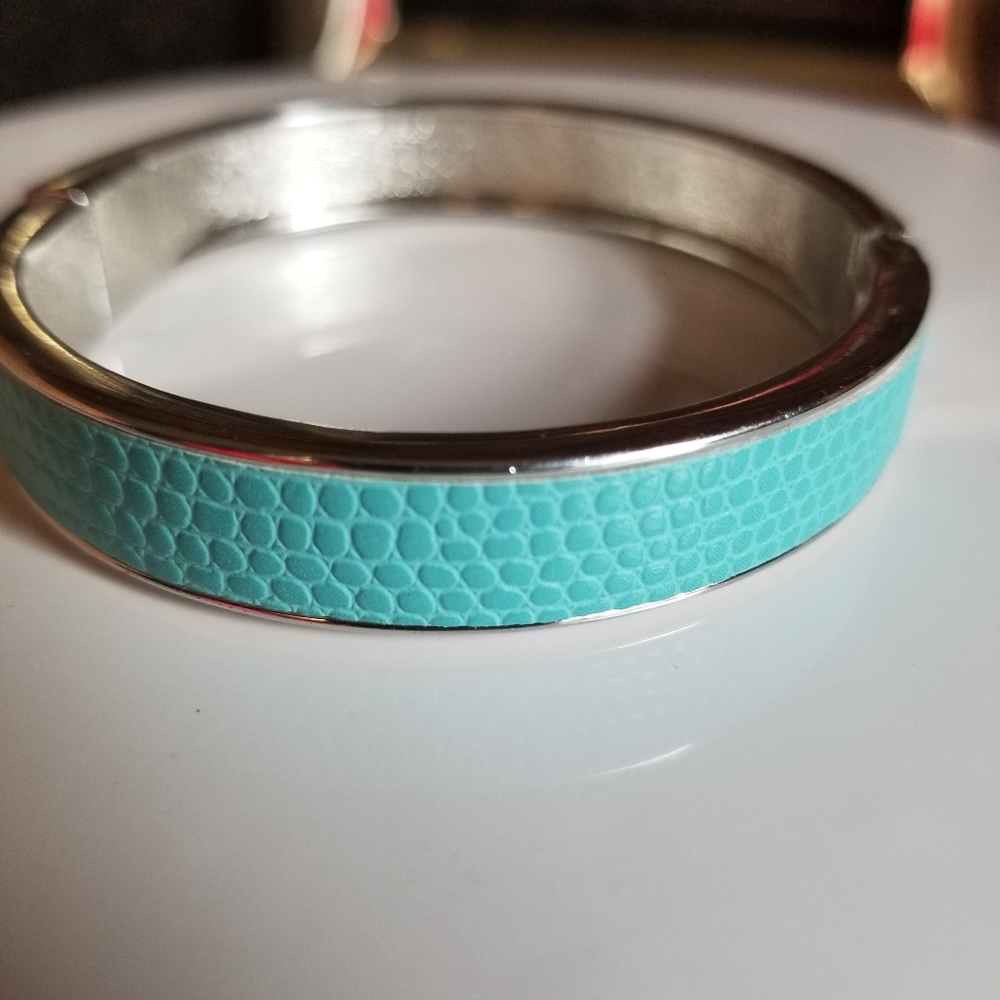 Turquoise faux moc croc magnetic bangle bracelet - Picture 2 of 8